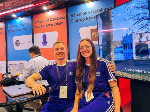 Dirk Hornung and Lisa Hornung, cofundadores de Metascan, en un certamen de innovación en Singapur