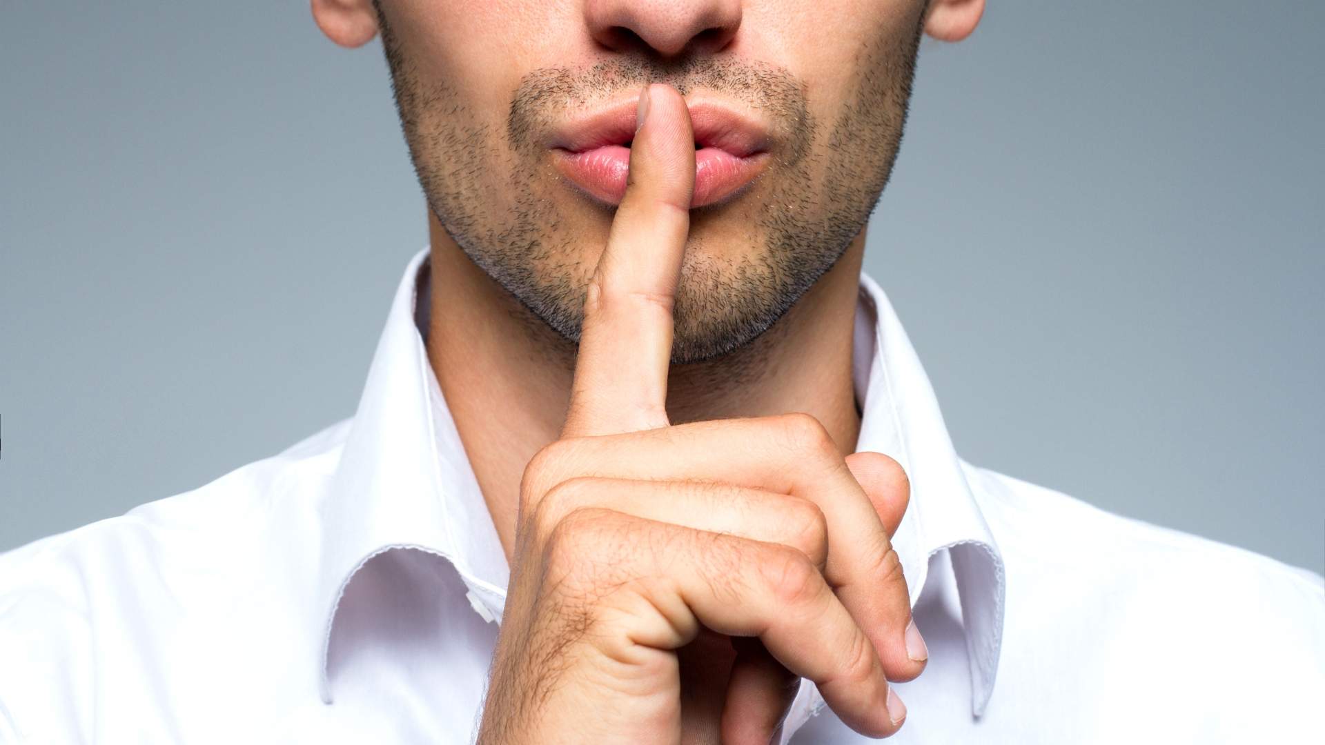 La soledad de Trump, las cesiones del PP a Vox y silencios curiosos en las portadas