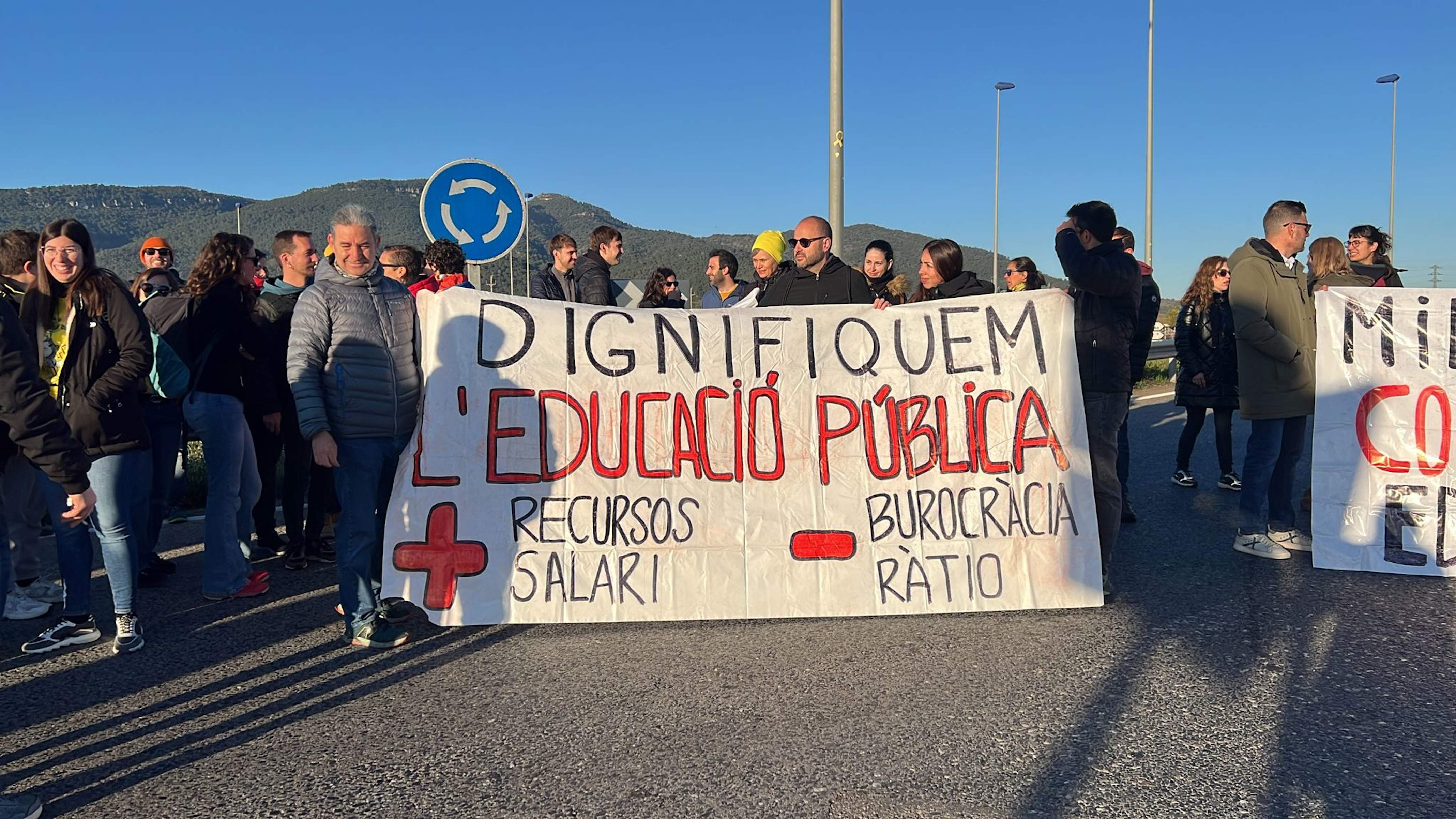 Los profesores cortan carreteras en Tarragona, el Penedès y las Terres de l'Ebre en el segundo día de huelga