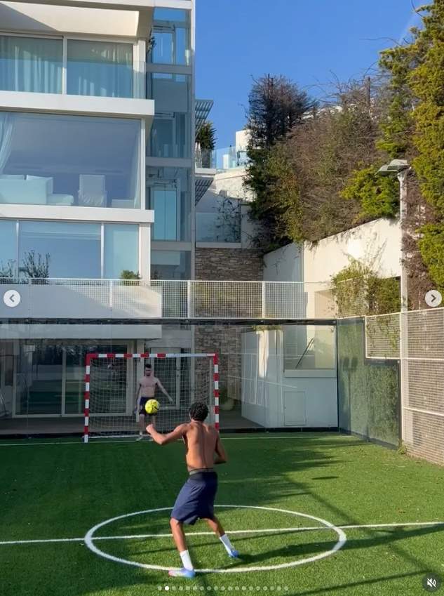 El camp de futbol amb Lamne fent uns xuts, Instagram