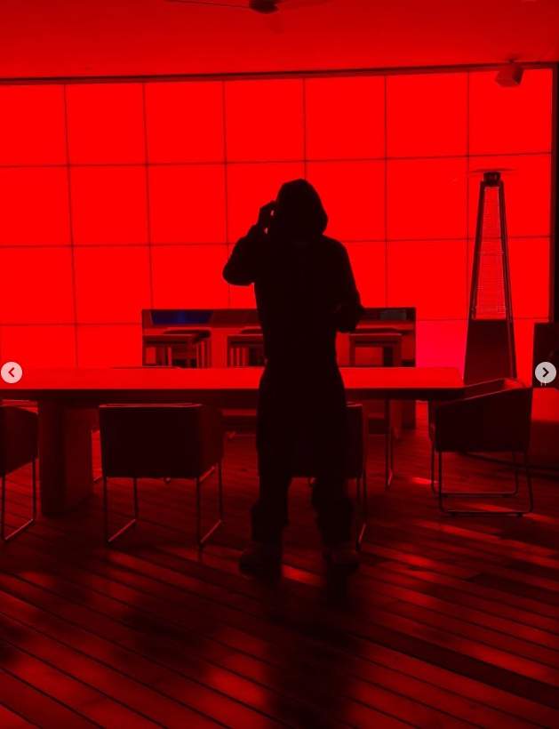 Lamine en una sala de reunions amb llums de discoteca, Ig