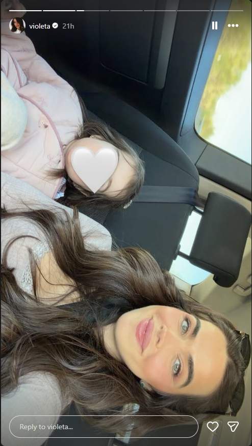 El selfie polèmic de Violeta amb la seva filla Gia, sense cinturó ni cadireta / Instagram