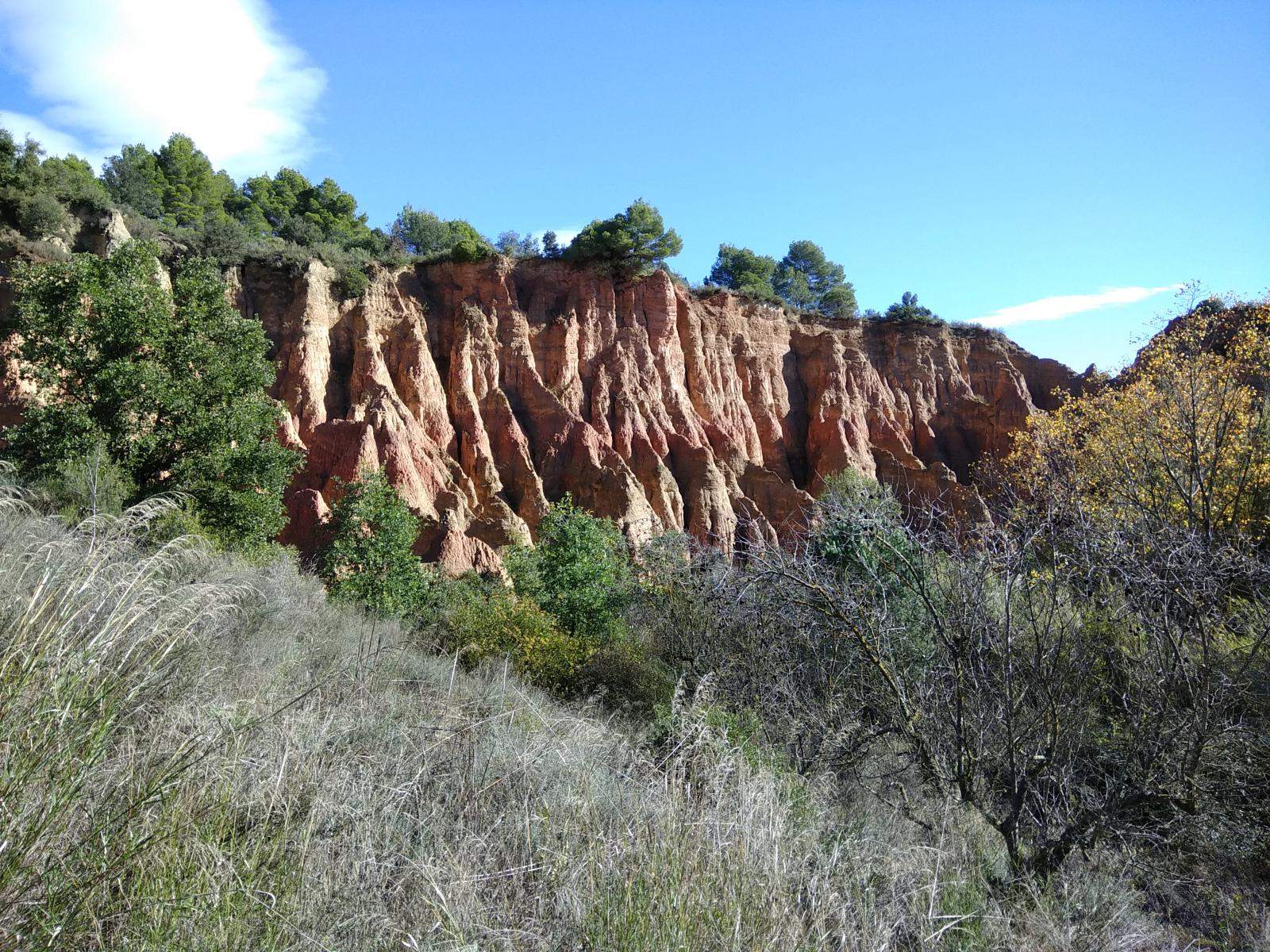 Un paisaje inesperado cerca de Barcelona: la ruta corta que parece de otro planeta