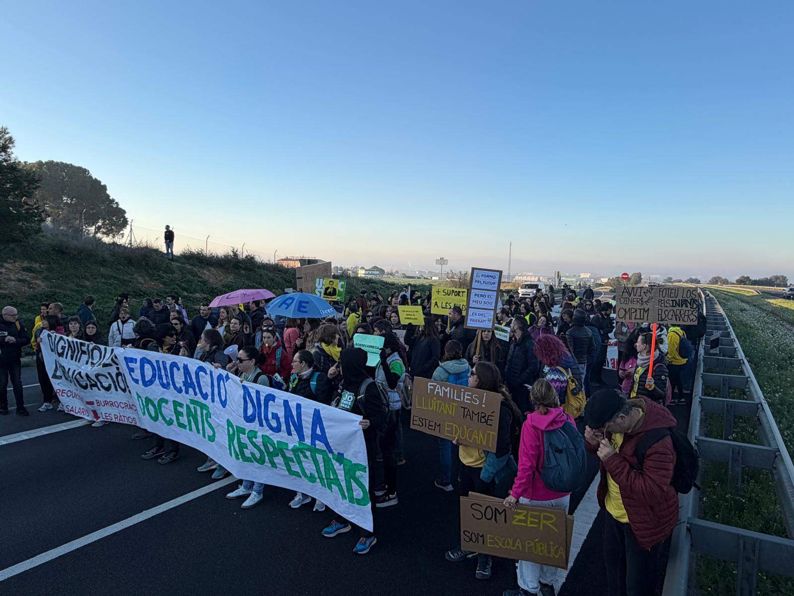 Els professors tallen l'A-2 a Lleida i la C-55 a Manresa en el tercer dia de vaga