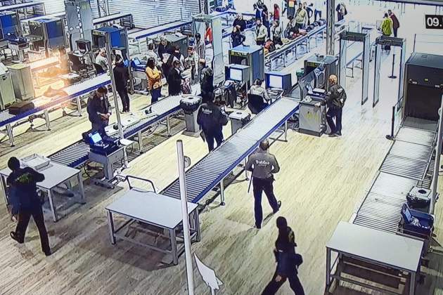 Audiència de Barcelona. Kris Charlier en l'aeroport del Prat. Acusa dos agents de la Guàrdia Civil. Plataforma per la Llengua