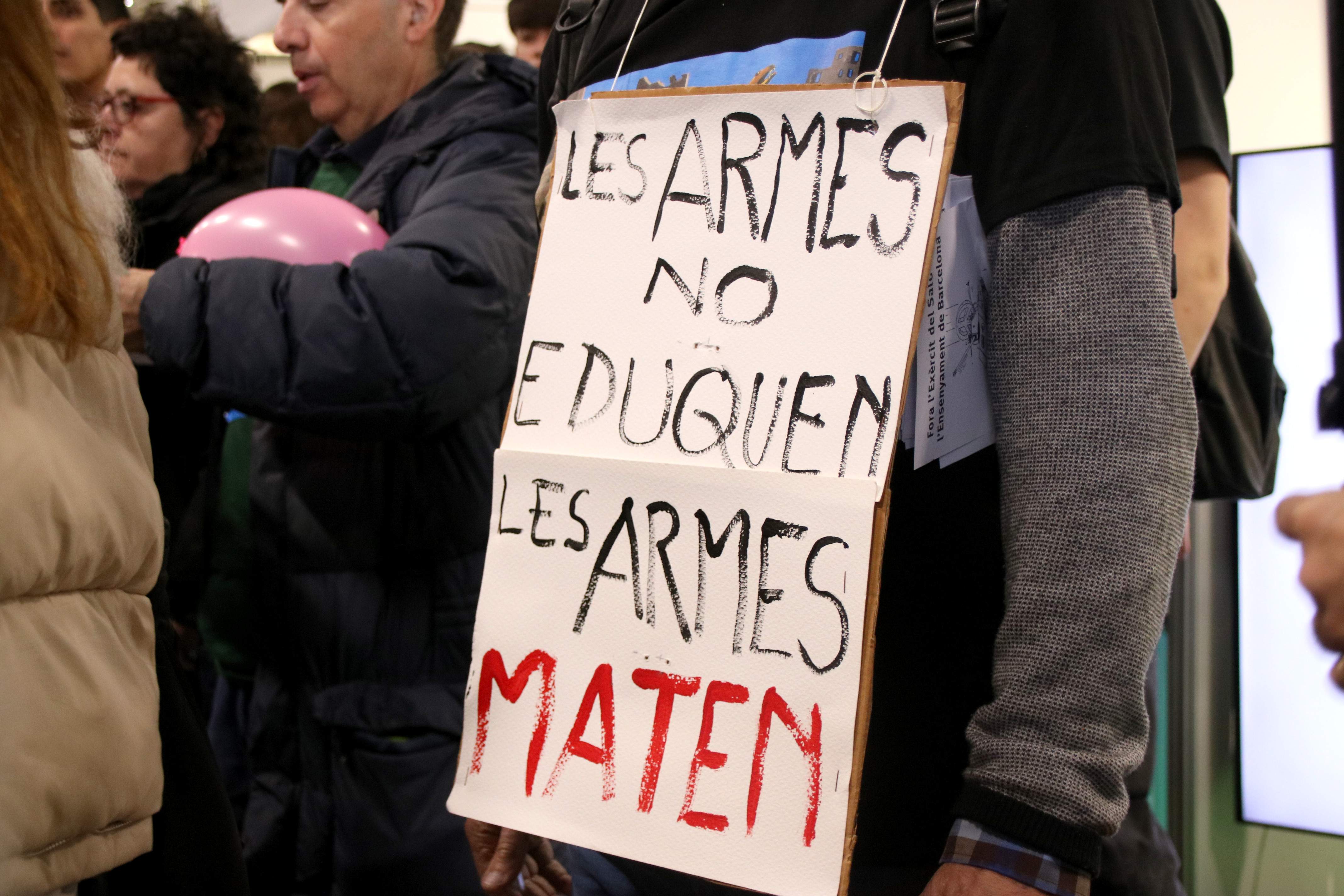 La polémica presencia del ejército español marca el inicio del Saló de l’Ensenyament: “Es reclutamiento”