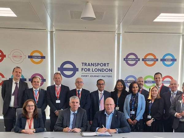 Los equipos de Indra y Transportes de Londres.