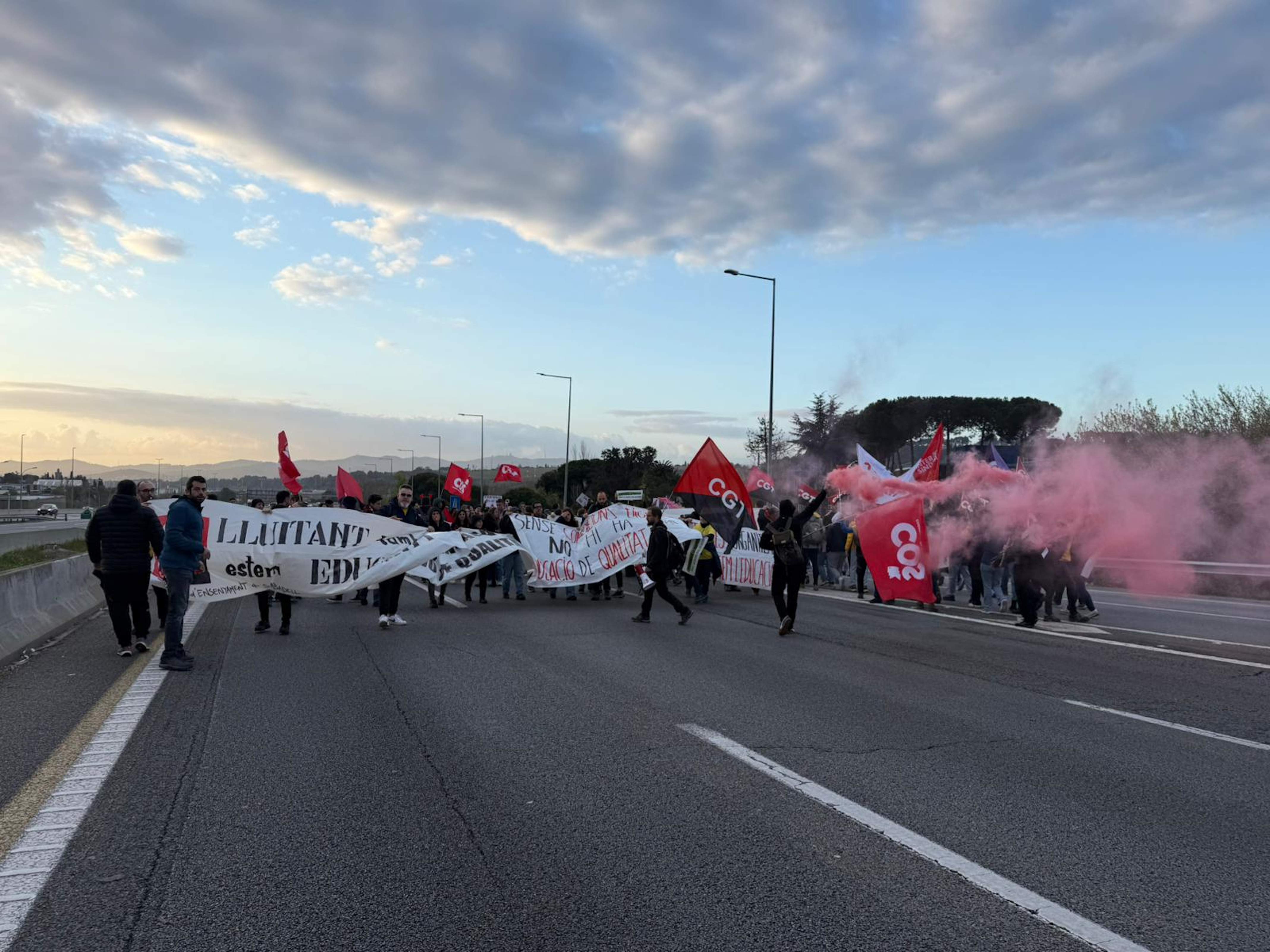 Els professors tallen la C-58 a Sant Quirze, la C-35 i els accesos a Mataró en el quart dia de vaga