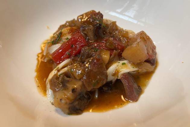 Raya con capipota a la mantequilla negra del restaurante Almarge. / Foto: Rosa Molinero Trias