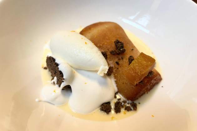 Babà al ron con piña asada y helado de crema de coco del restaurante Almarge. / Foto: Rosa Molinero Trias