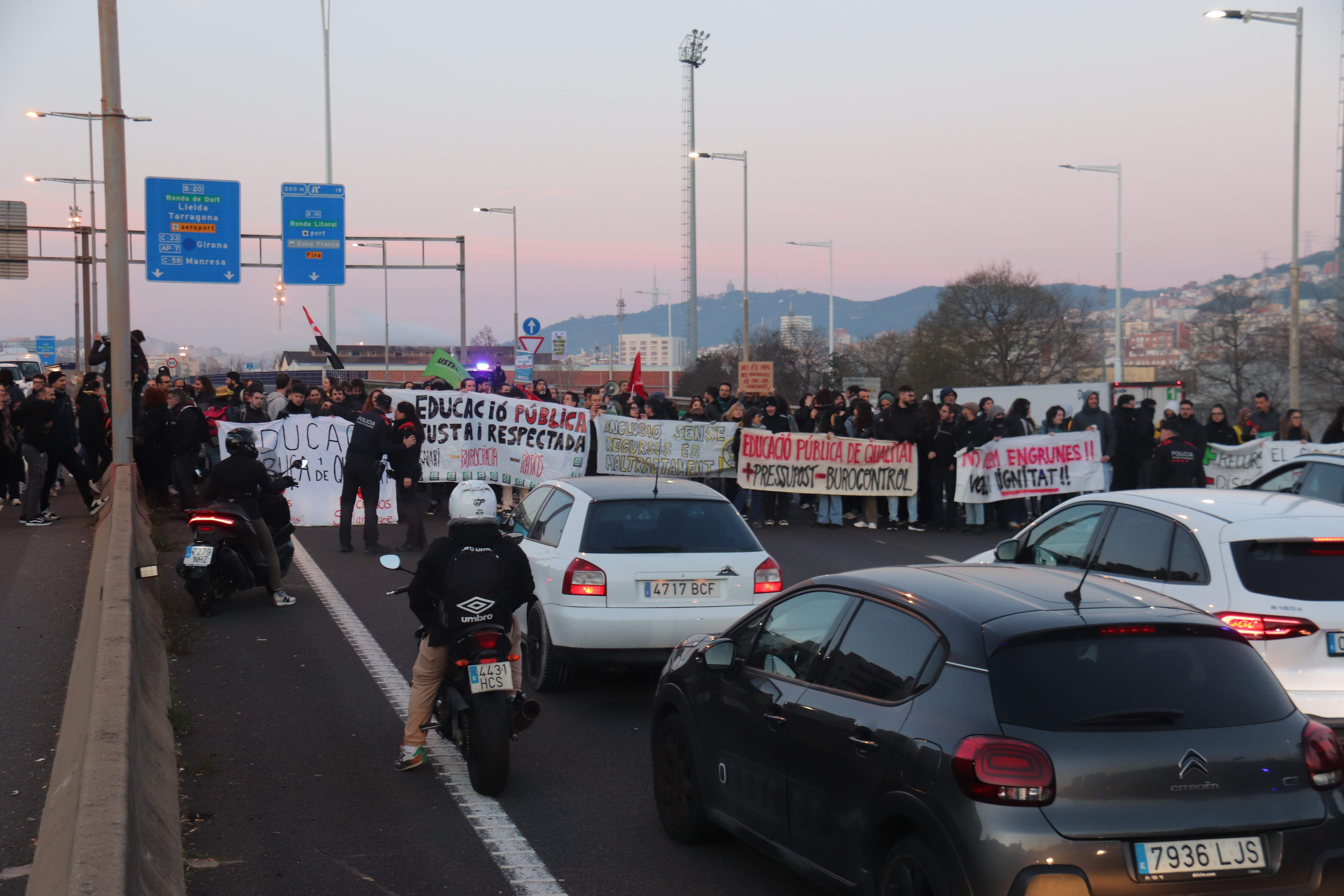 Viernes negro para la movilidad por las huelgas de profesores y médicos: cortes en las carreteras