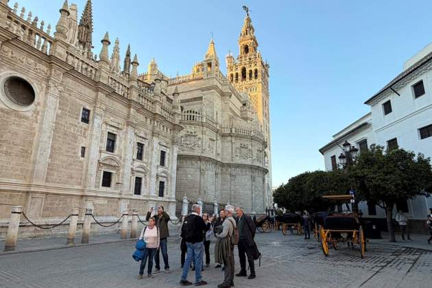 5. La Grada, la Catedral y la Giralda a primera hora de la mañana. Cedida Pilar Font