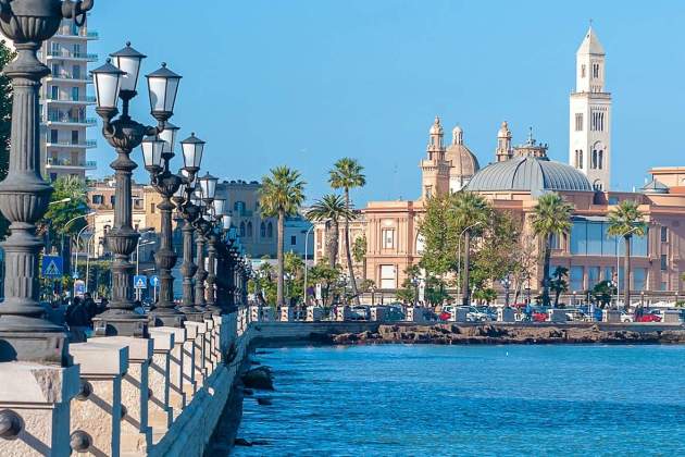 2. Bari. El paseo marítimo y el puerto viejo. Fuente Ministerio de Turismo de Italia