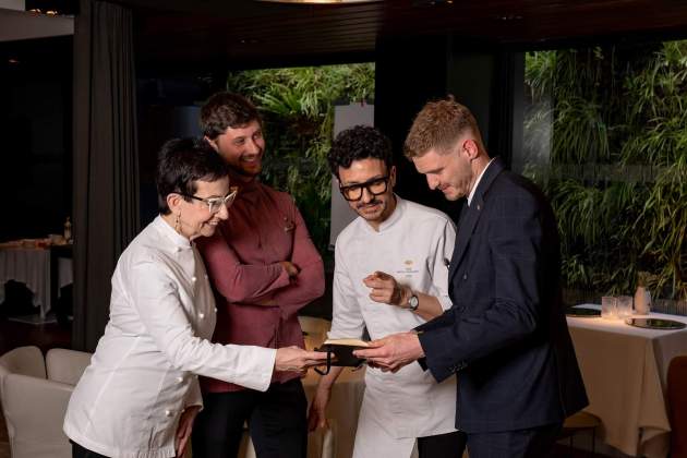 Carme Ruscalleda, Alexandre Zaragoza, Raül Balam y Pablo Gerhold en el restaurante Moments Foto Cedida