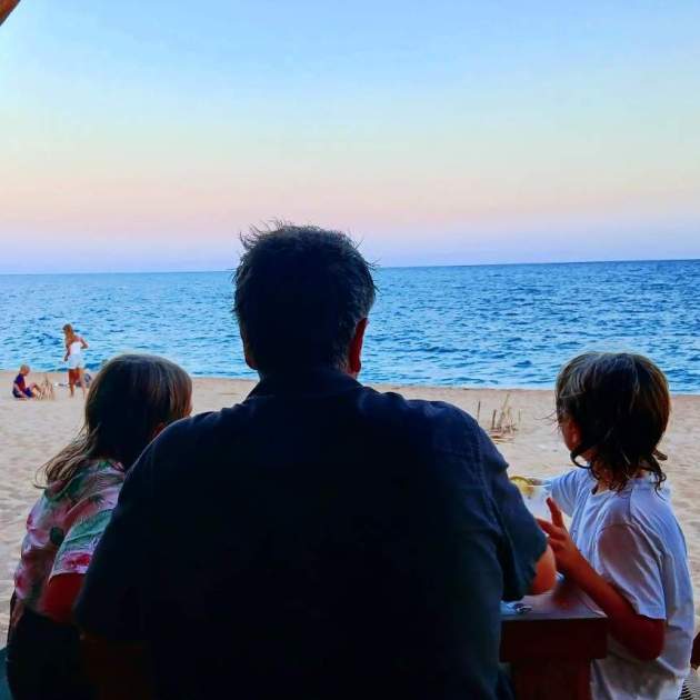 Espartac Peran amb els seus fills aquest estiu del 2025   Instagram