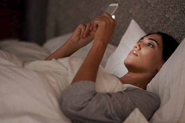 Usando el móvil en la cama