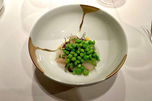 Guisantes con dentón marinado del restaurante Moments. / Foto: Emma Porta