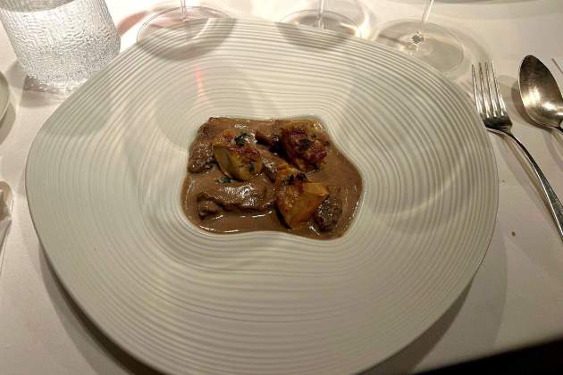 Foie gras con colmenillas y salsa del restaurante Moments. / Foto: Emma Porta