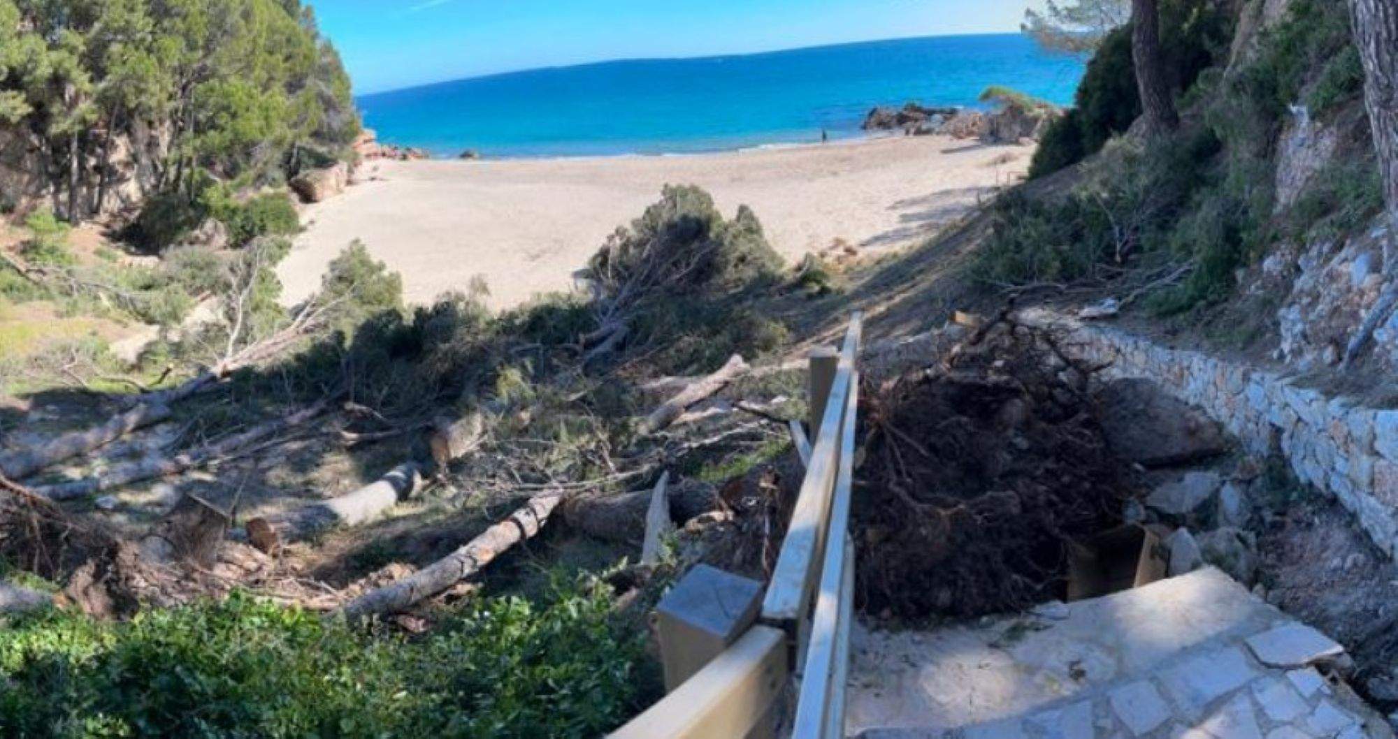 Vecinos de Miami Platja ven en unas obras del Gobierno la causa de desprendimientos que "pueden matar"