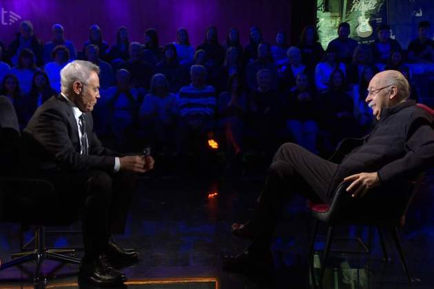 Jordi González, haciendo una oferta a Ferran Monegal para que colabore en 'Col·lapse' 3Cat