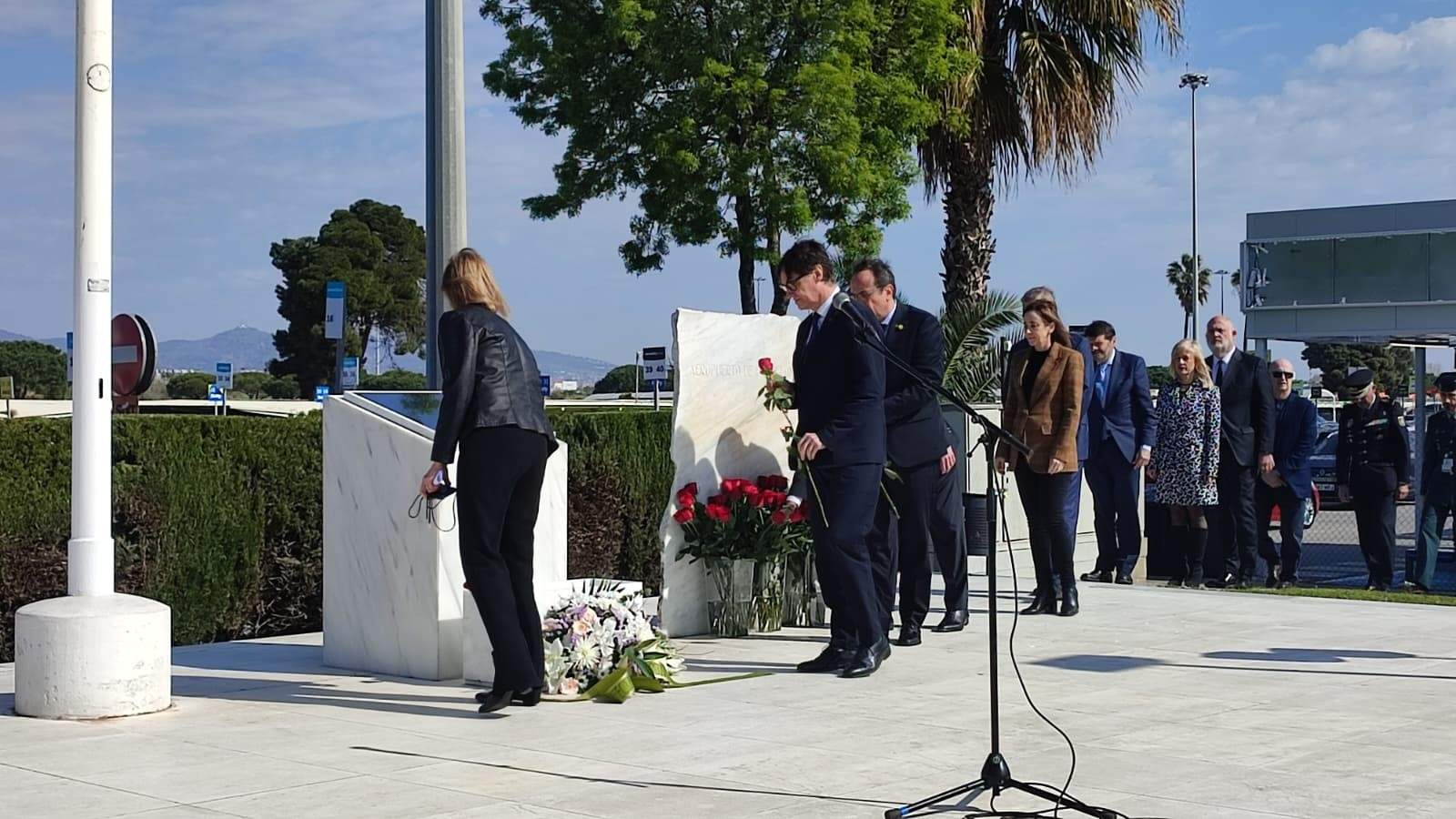 EuropaPress 7386603 autoridades politicas familiares victimas germanwings ponen rosas memoria