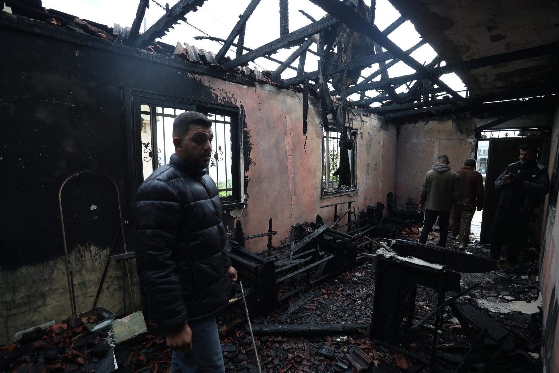 La mort d’un colon desferma una onada de violència contra localitats palestines a Cisjordània