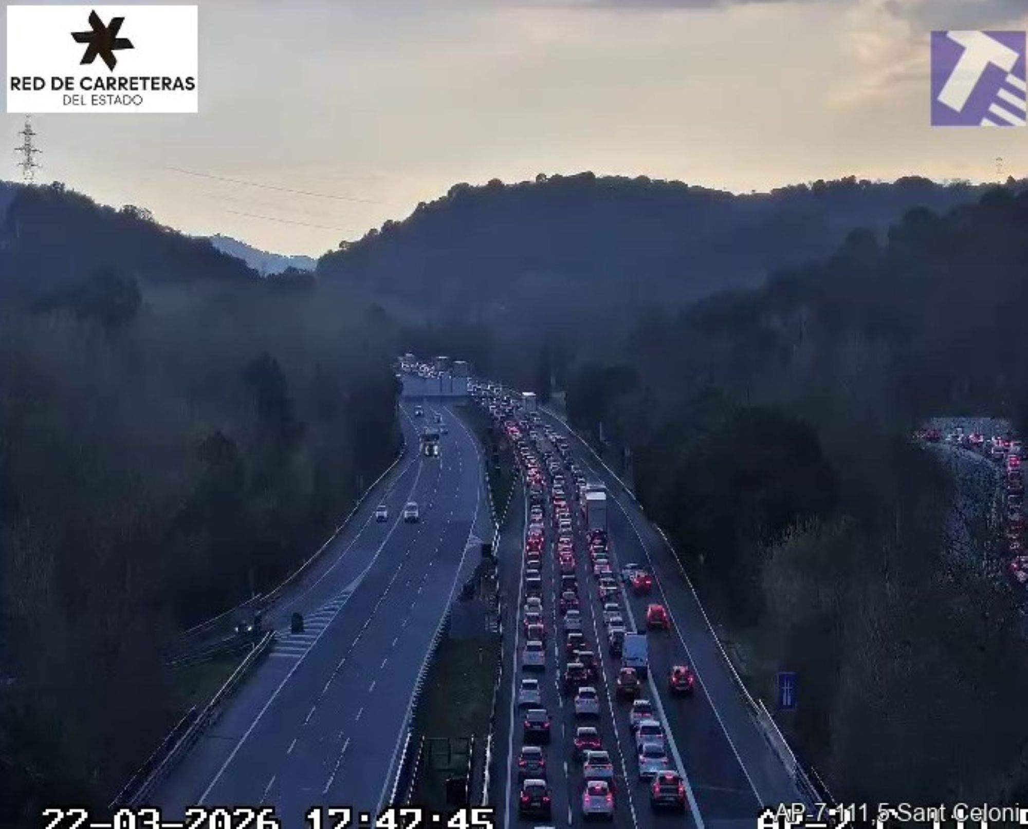 Caos a l'AP-7 amb cues quilomètriques per accidents i avaries tant al nord com al sud de Barcelona