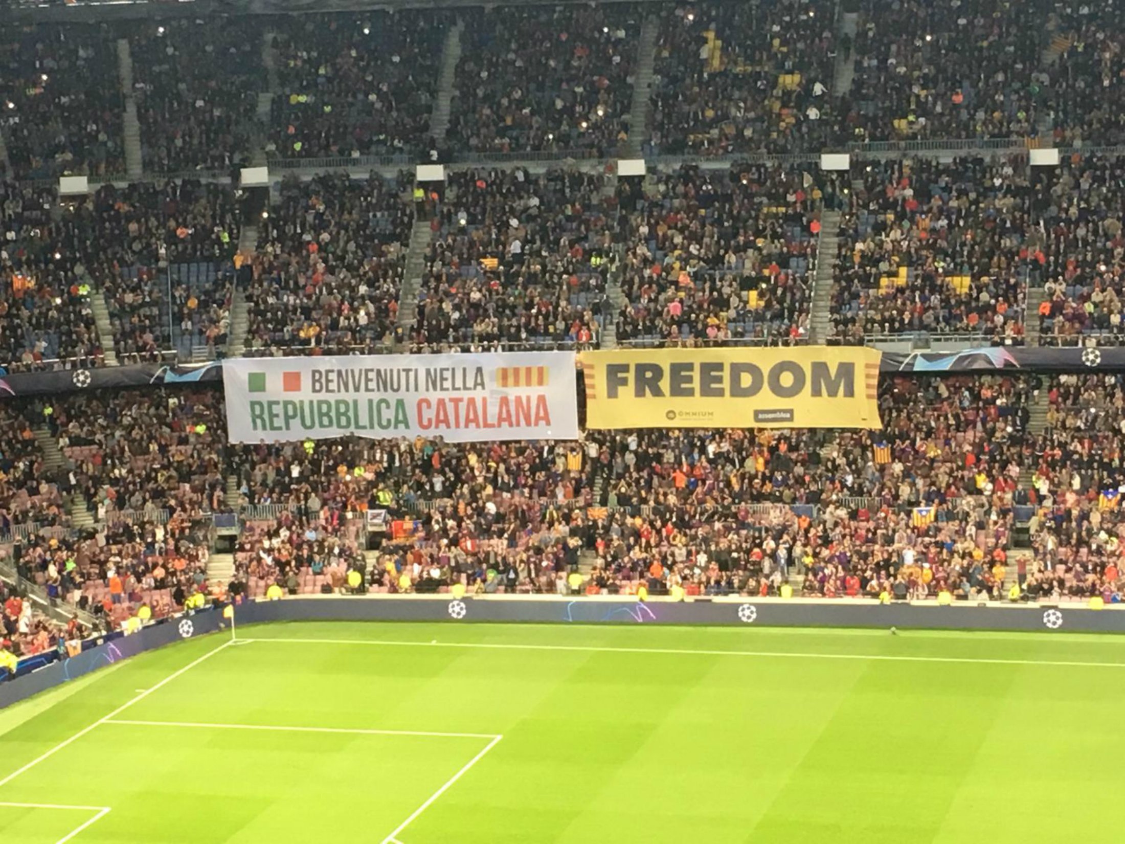 "Bienvenido a la República Catalana", una pancarta en italiano en el Camp Nou para recibir al Inter