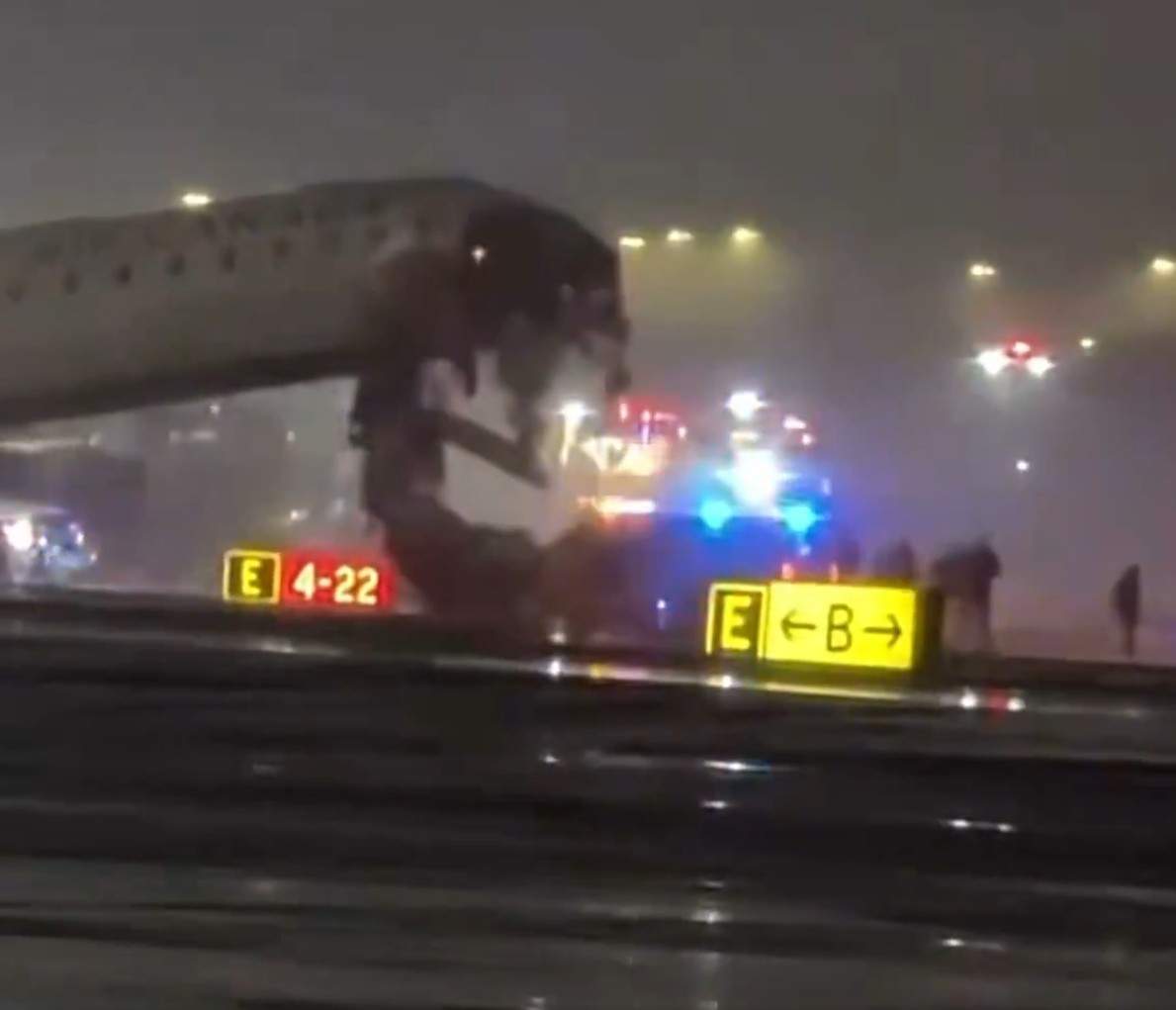 Dos morts i diversos ferits en xocar un avió i un camió de bombers a l'aeroport LaGuardia de Nova York