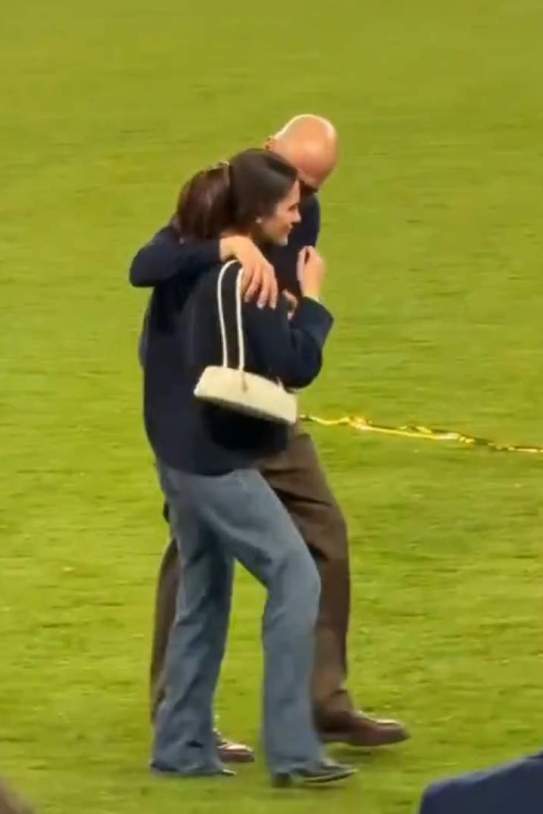 L'abraçaca de Pep Guardiola i Maria Guardiola / X 