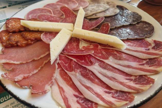 Embutidos de Tordera del restaurante Can Guidett. / Foto: Esmorzarsdeforquilla.cat