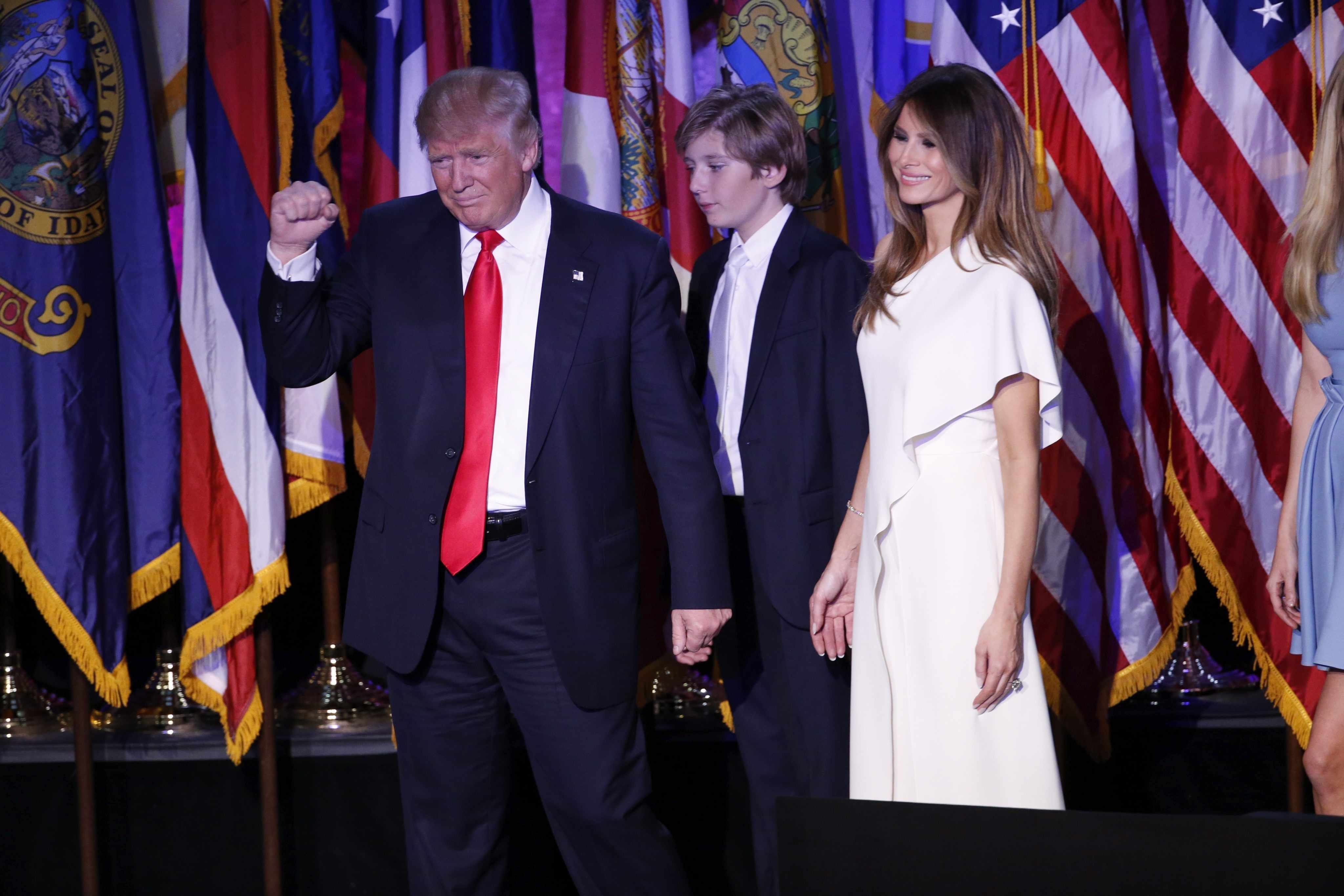 VÍDEO: Melania rechaza dar la mano a Trump en público