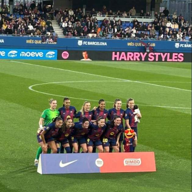 La foto d'equip del Barça femení amb els dos fills d'Irene Paredes   X @iratividal
