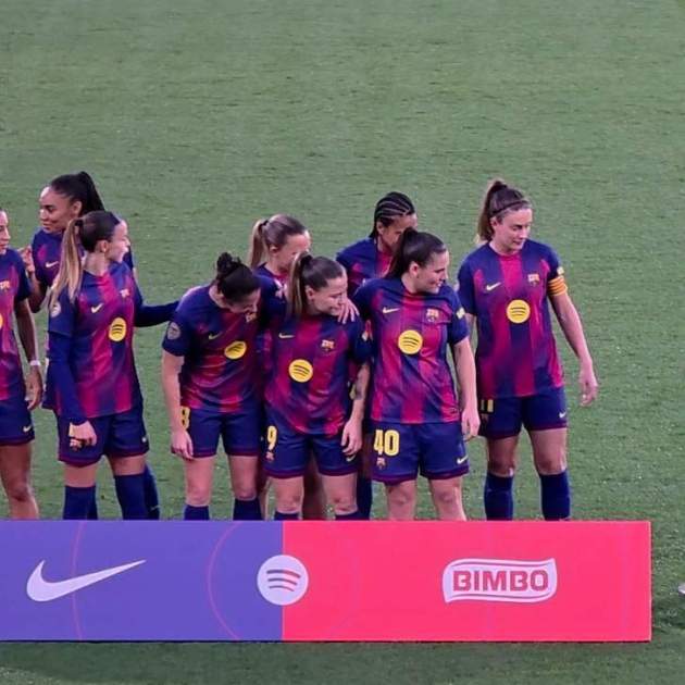 Les futbolistes del Barça quan arribava Irene Paredes amb els seus dos fills   X @Barçafemenifoto