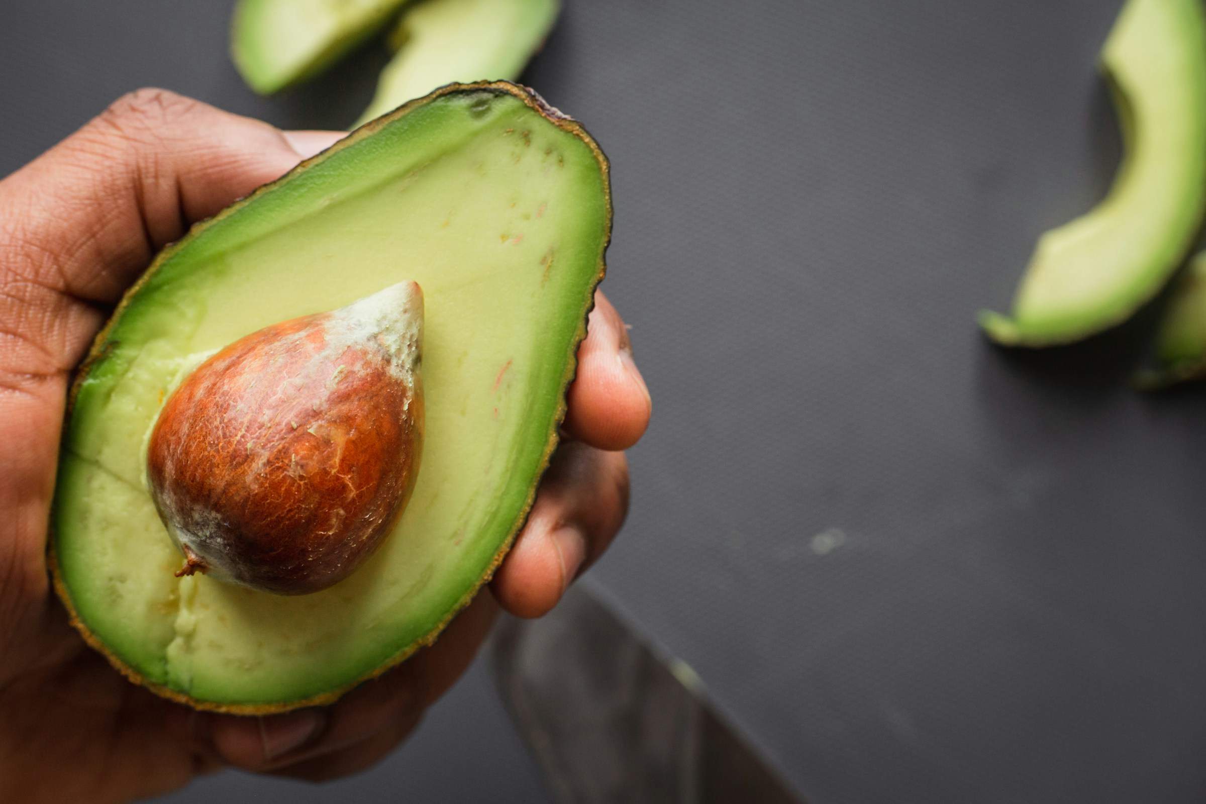 Los dietistas piden dejar de comer aguacate en todas las comidas para no ganar peso en exceso