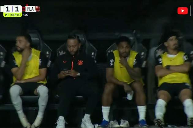 Memphis Depay amb el mòbil a la banqueta, twitter