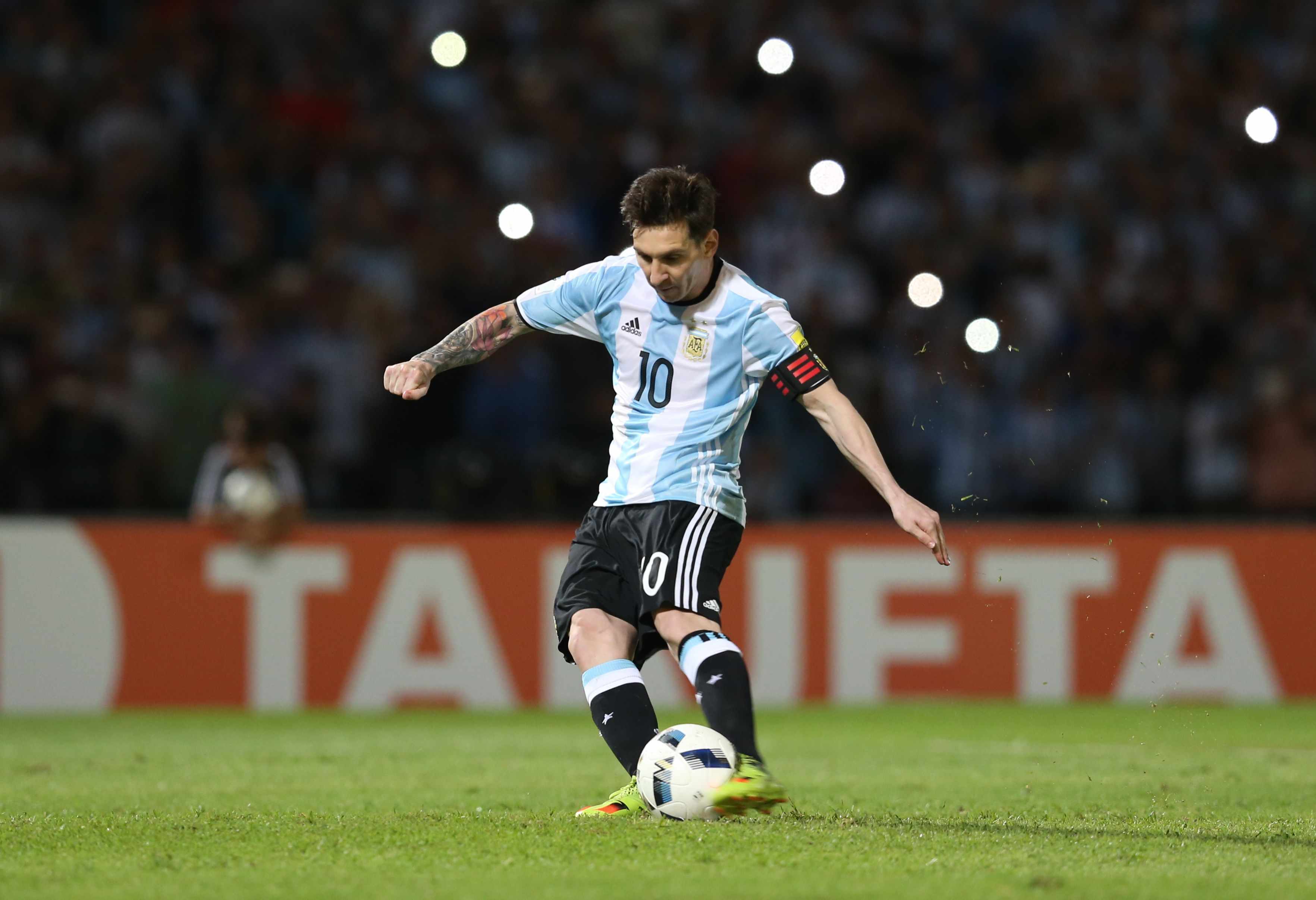 Messi y Alves marcan y Mathieu se lesiona