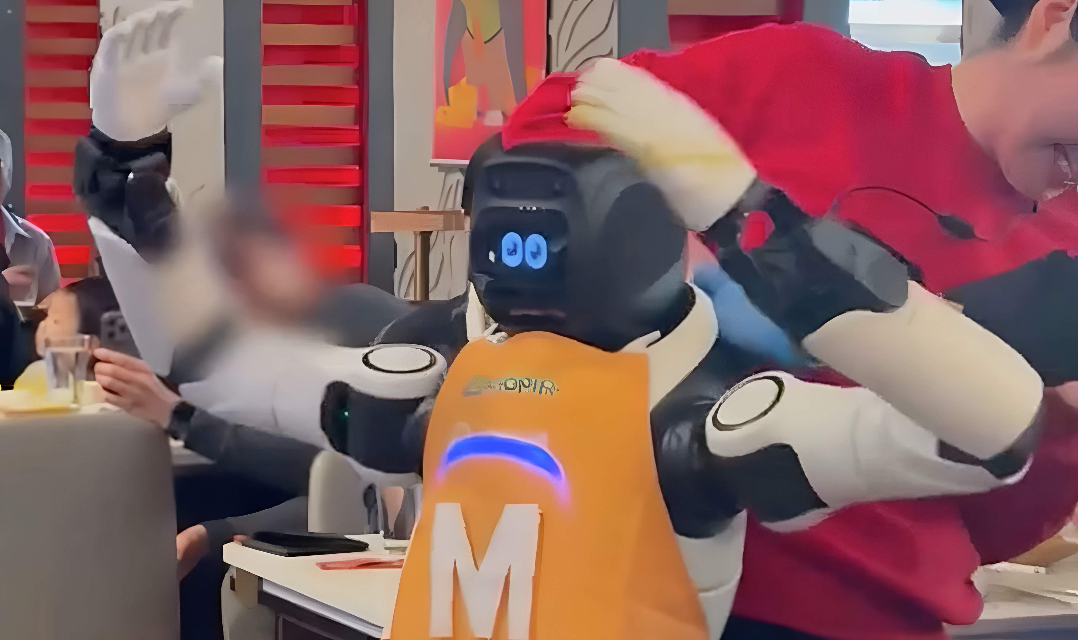 Robot humanoide se descontrola en restaurante