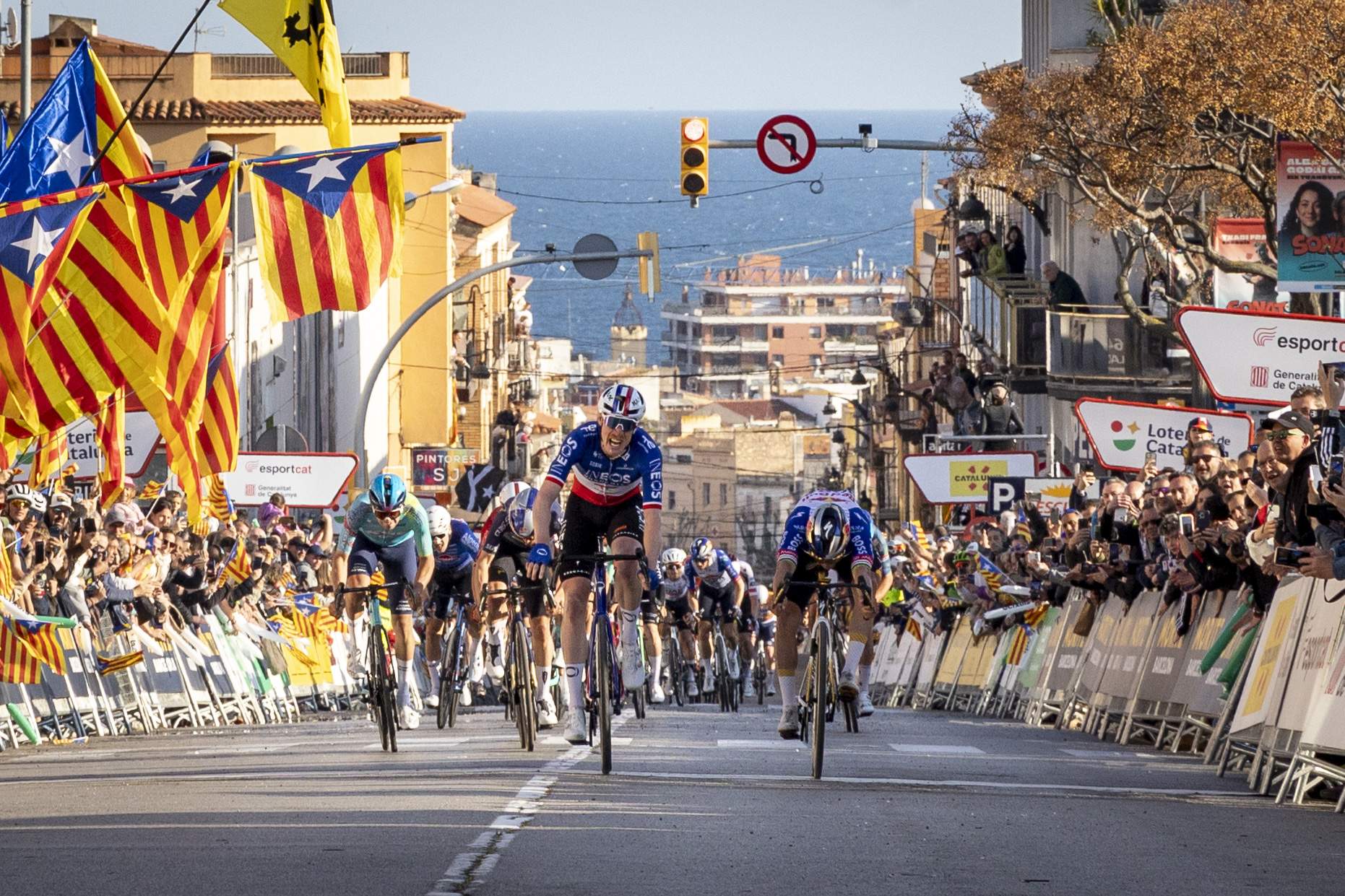 Godon se impone en Sant Feliu en el estreno de la Volta a Catalunya y se viste de líder