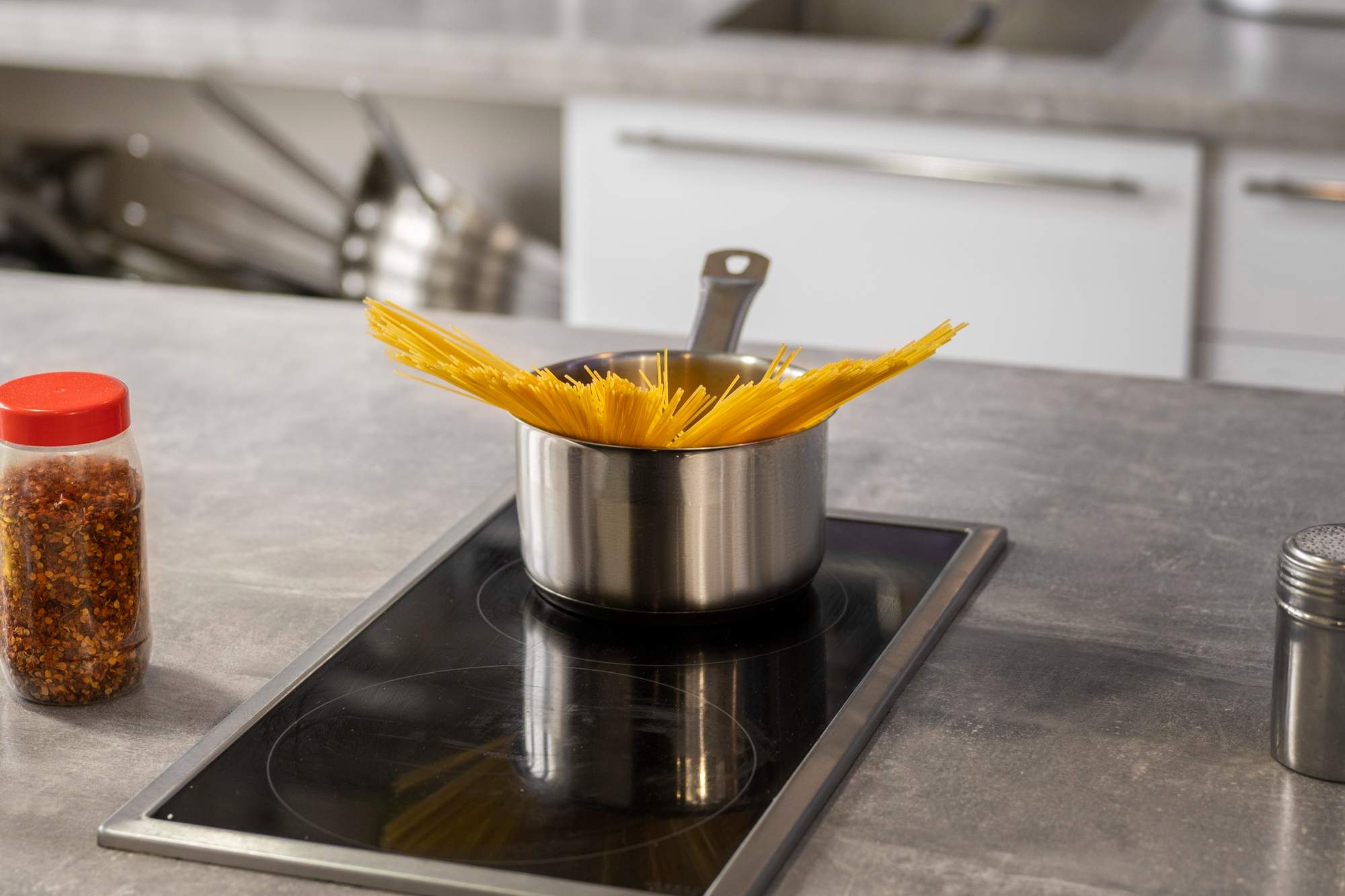 Els experts expliquen per què posar l'extractor a la cuina pot escalfar encara més la casa