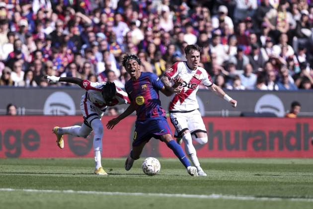 Lamine Yamal rep una dura entrada contra el Rayo Vallecano / Foto: Europa Press