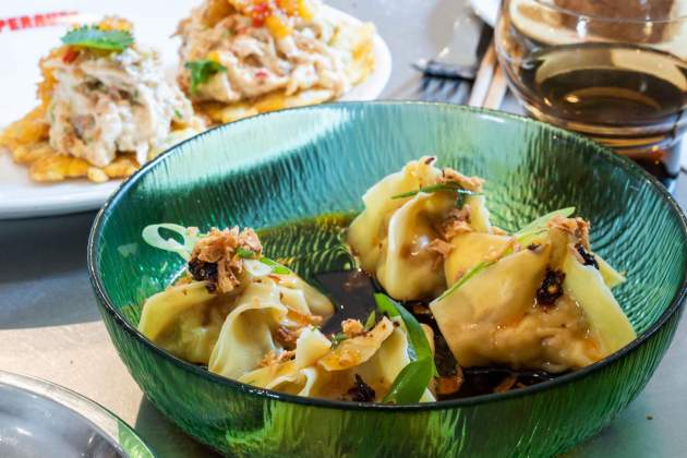 Los dumpling de pollo y gamba roja del Superauto. / Foto: Marta Garreta