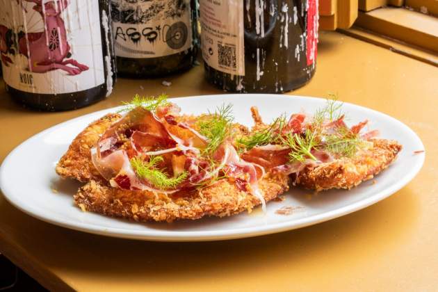 El schnitzel con perfil ibérico y brie del Superauto. / Foto: Marta Garreta