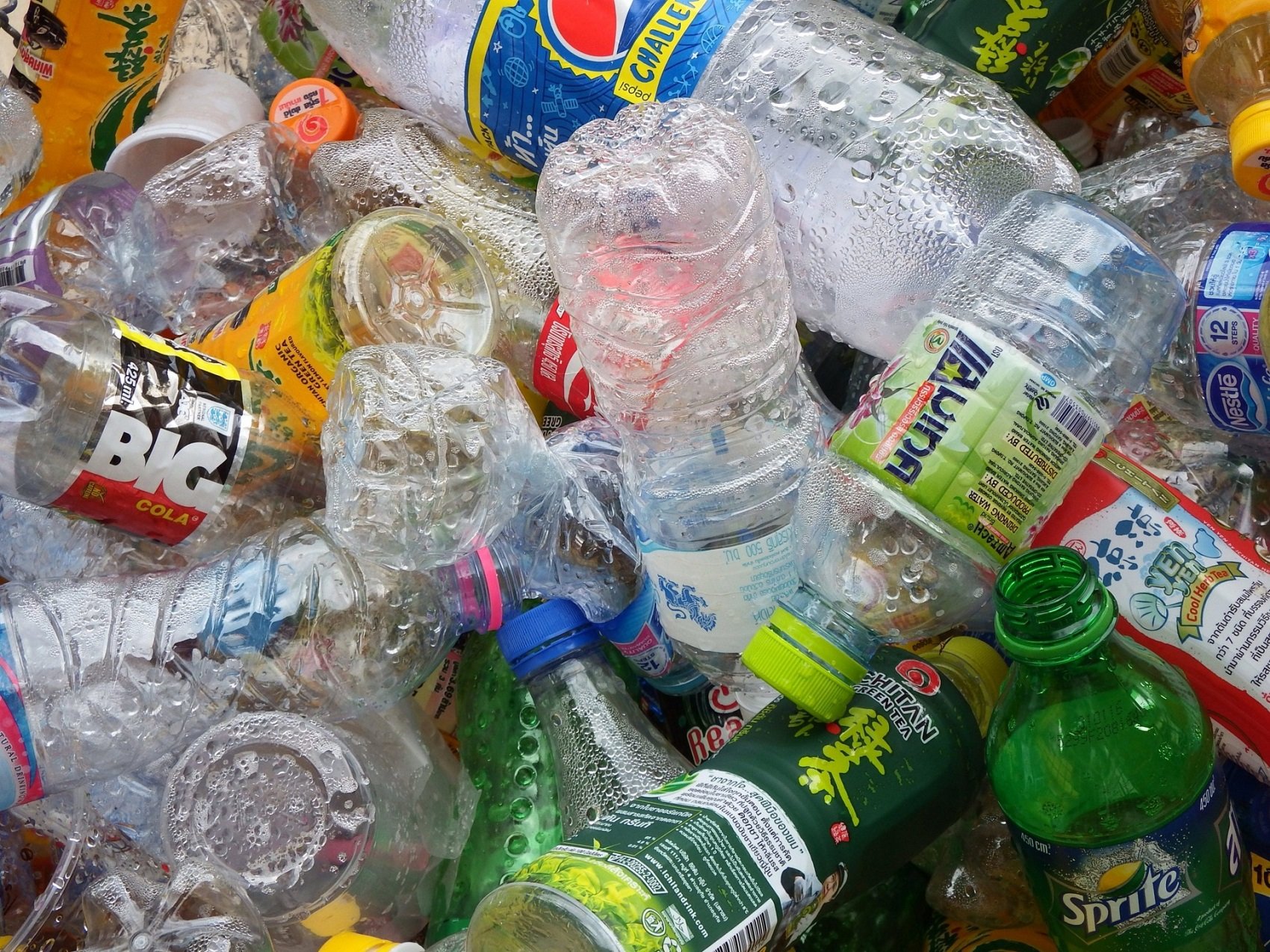 Un estudio revela que consumimos cinco gramos de plástico semanales
