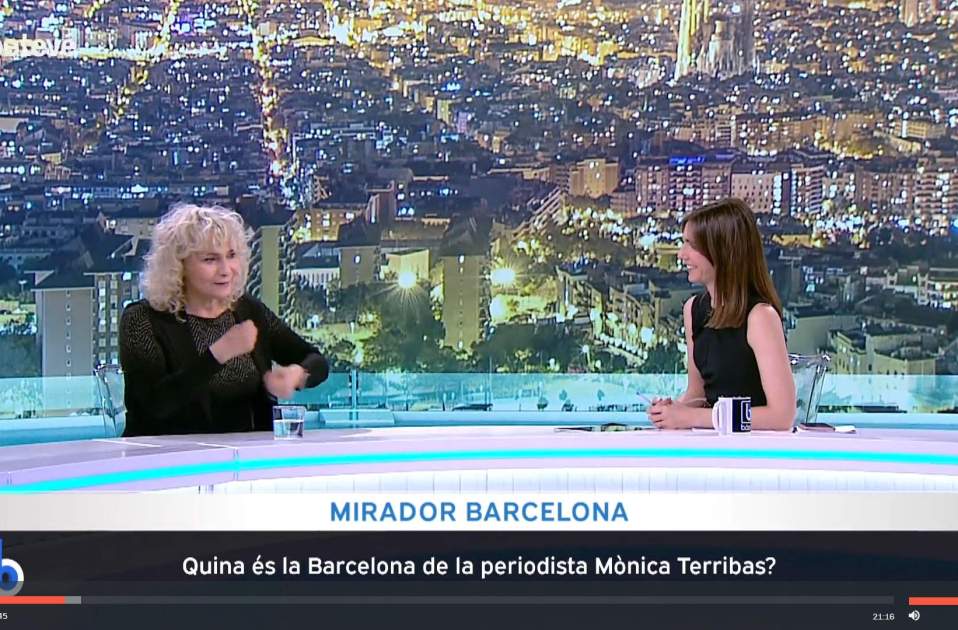 Mònica Terribas amb una foto de Barcelona, betevé