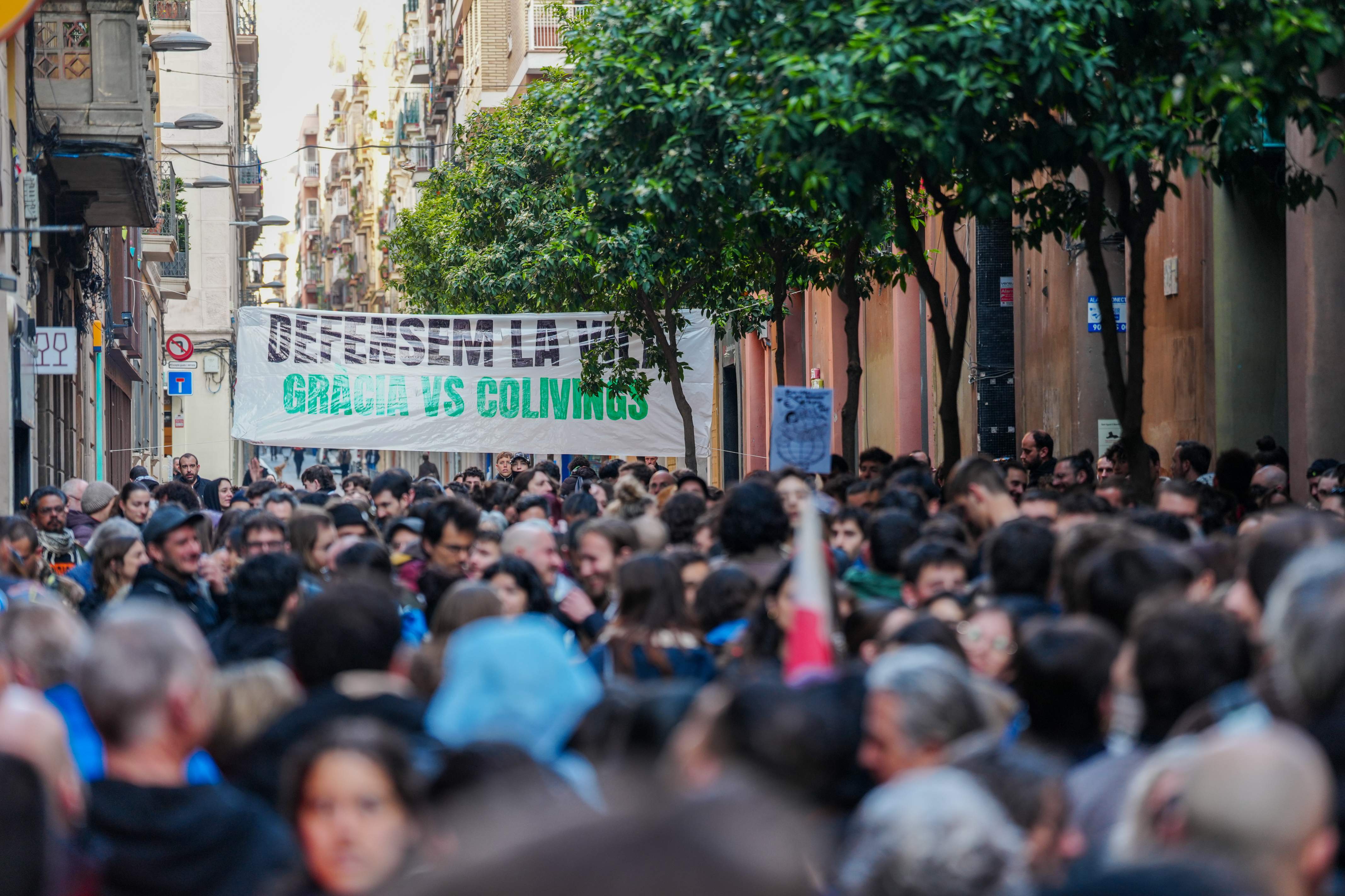 Unas 200 personas se concentran en un bloque de la calle Sant Agustí de Gràcia para evitar un desahucio