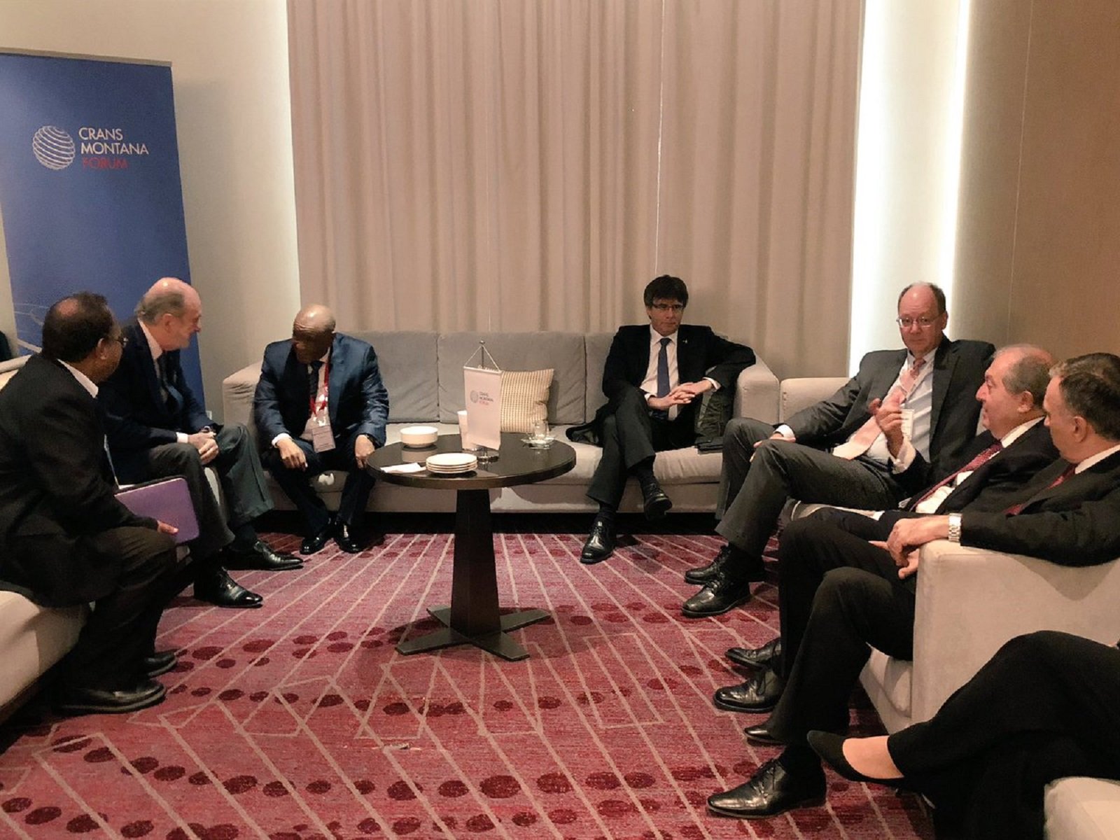 Puigdemont se reúne en Ginebra con el presidente de Armenia