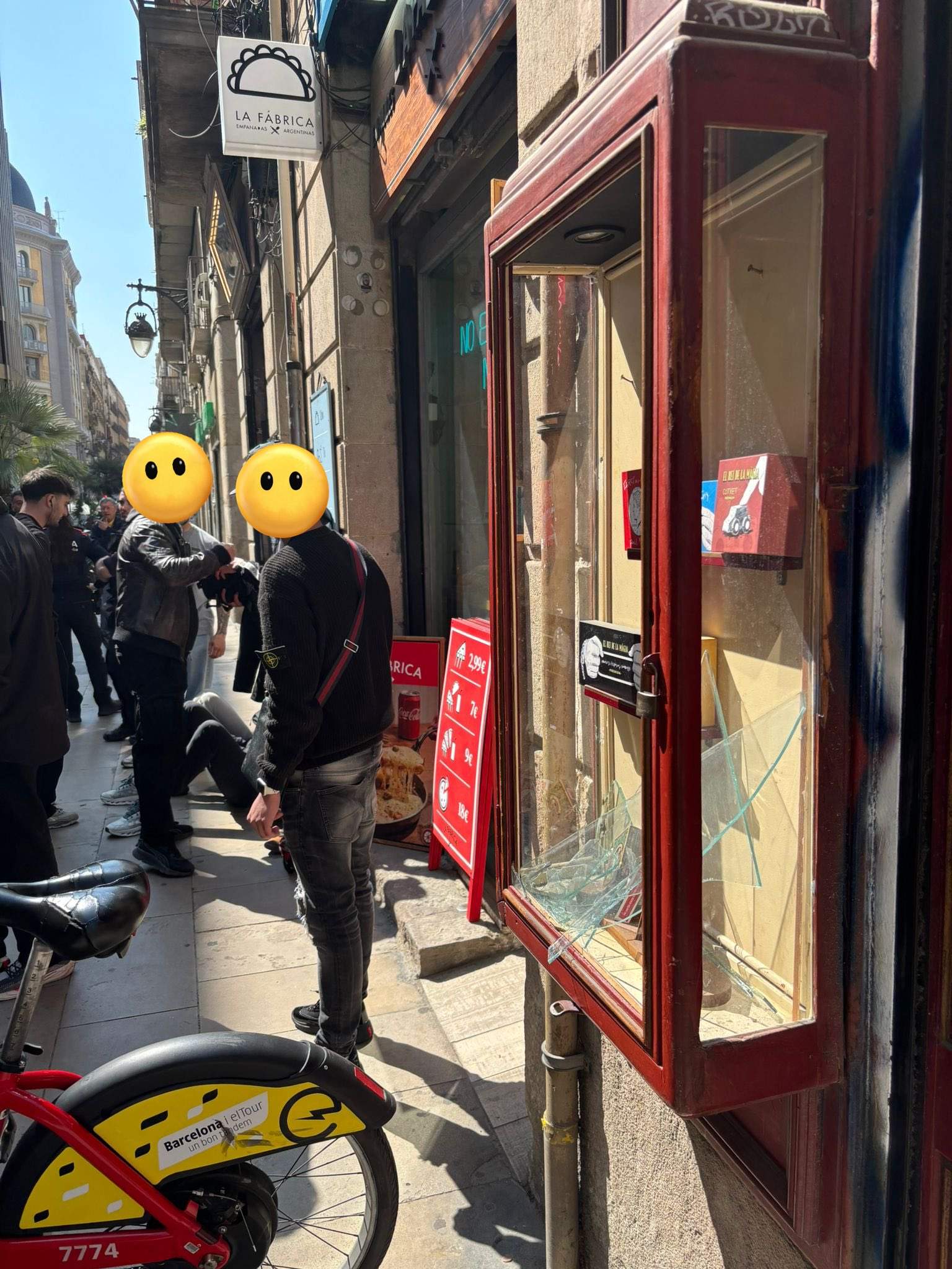 L'aparador del Rei de la Màgia, malmès per tercera vegada: "Un mosso ha ensopegat i s’ha menjat el vidre"