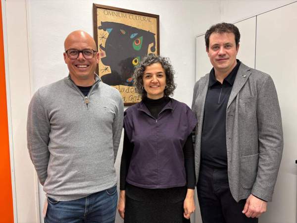 Jordi Compte, director general de Vera; amb Jordi Ferrer i Serra, membre de la junta directiva d’Òmnium Cultural; i Pilar Vallès, directora general d’Òmnium Cultural.