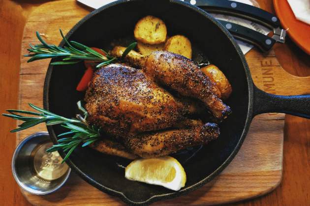 Pollastre sencer cuinat / Foto: Unsplash